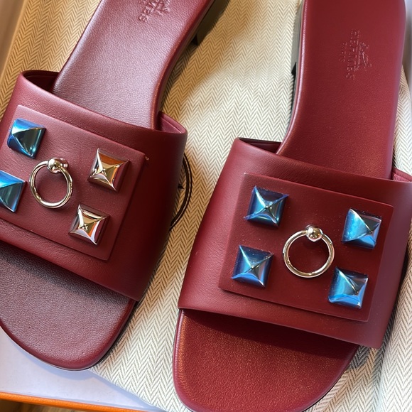 HERMES Dune Sandal in Sangria - Picture 6 of 7